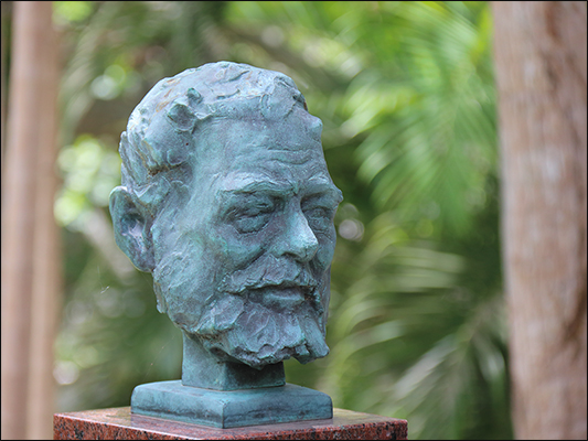<strong>Ernest Hemingway... a casa sua</strong><br /> <br /><em>♫ Polo Montañez - Guajiro Natural - Un Bolero.mp3</em>