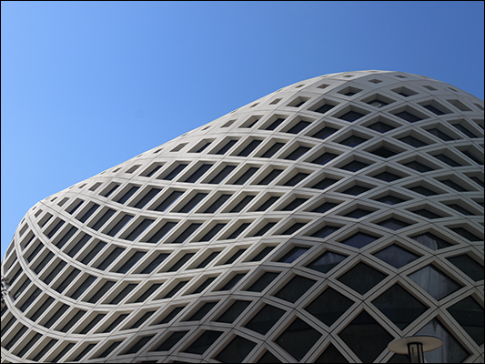 <strong>Edificio progettato dall'iraniano Zaha Hadid a Beirut Souks</strong><br /><br /><em>♫ Chick Corea & Gary Burton - Crystal Silence - Crystal Silence.mp3</em>