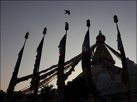 <strong>Silhouette del Boudhanath Stupa</strong><br /> <br /><em>♫ Lionel Hampton - The best of - Airmail special.mp3</em>