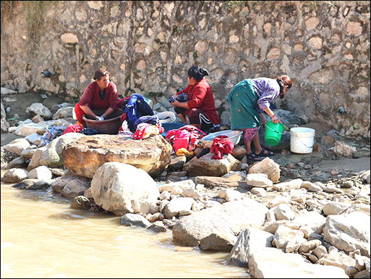 <strong>Bucato sul fiume sacro Roshi a Panauti</strong><br /> <br /><em>♫ Lionel Hampton - The best of - Airmail special.mp3</em>
