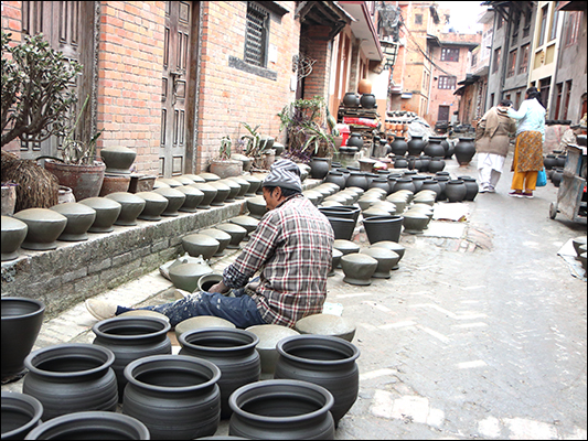 <strong>Strada-laboratorio a Madhyapur Thimi</strong><br /> <br /><em>♫ Lionel Hampton - The best of - Airmail special.mp3</em>