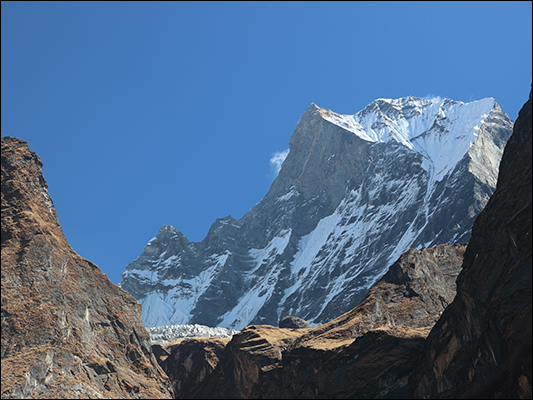 <strong>Machapuchare col fronte del ghiacciaio in basso</strong><br /> <br /><em>♫ Lionel Hampton - Walkman Jazz - Je Ne Sais Pas.mp3</em>