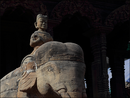 <strong>Nella Durbar Square di Katmandu</strong><br /> <br /><em>♫ Lionel Hampton - Walkman Jazz - Flying Home.mp3</em>