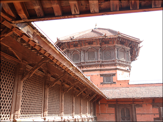 <strong>Torre Basantapur nella Durbar Square di Katmandu</strong><br /> <br /><em>♫ Lionel Hampton - Walkman Jazz - Flying Home.mp3</em>