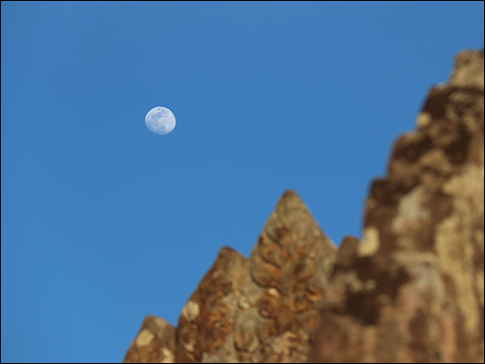 <strong>Luna quasi piena al Preah Vihear </strong><br /> <br /><em>♫ Chick Corea & Gary Burton - Children's Song.mp3</em>