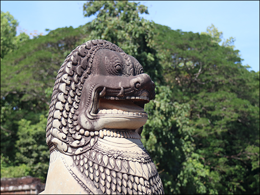 <strong>Leone a guardia della Terrace of Elephants </strong><br /> <br /><em>♫ Chick Corea & Gary Burton - Children's Song.mp3</em>