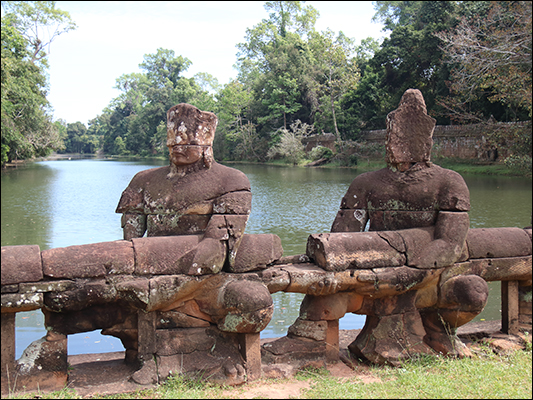 <strong>Tiro alla fune col serpente balaustra all'ingresso del Preah Khan Temple </strong><br /> <br /><em>♫ Chick Corea & Gary Burton - Children's Song.mp3</em>