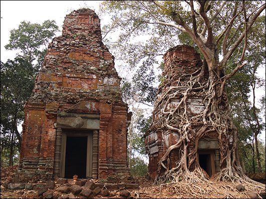 <strong>Alla... radice del Prasat Pram a Koh Ker </strong><br /> <br /><em>♫ Chick Corea & Gary Burton - Children's Song.mp3</em>