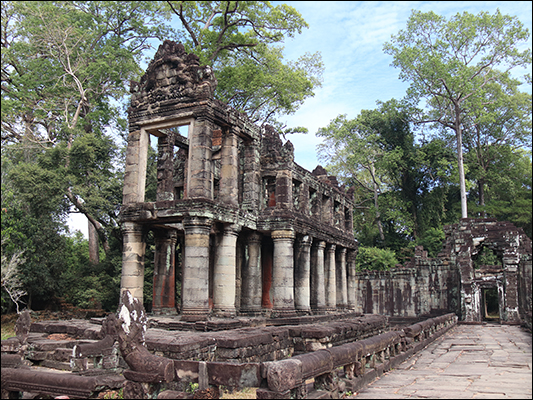 <strong>Inattese colonne greche nel Preah Khan Temple </strong><br /> <br /><em>♫ Chick Corea & Gary Burton - Children's Song.mp3</em>