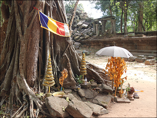 <strong>Altarino nel Beng Mealea Temple, il Tempio della jungla </strong><br /> <br /><em>♫ Chick Corea & Gary Burton - Children's Song.mp3</em>