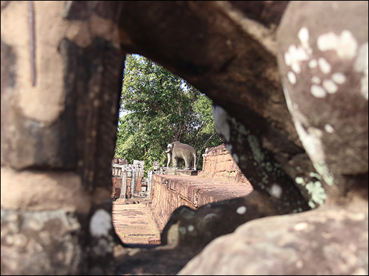 <strong>Un elefante all’East Mebon Temple </strong><br /> <br /><em>♫ Chick Corea & Gary Burton - Children's Song.mp3</em>