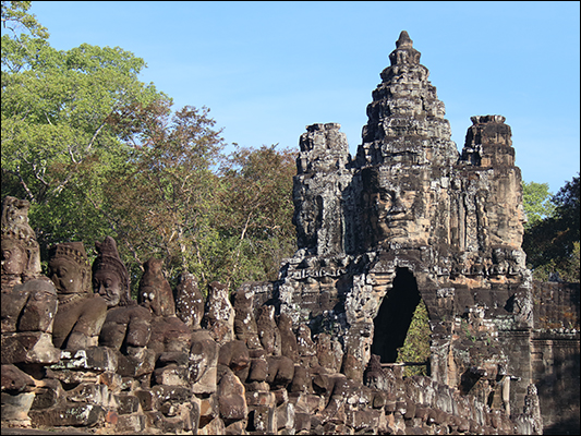 <strong>L’ingresso di Angkor Thom, la Grande Città </strong><br /> <br /><em>♫ Chick Corea & Gary Burton - Children's Song.mp3</em>