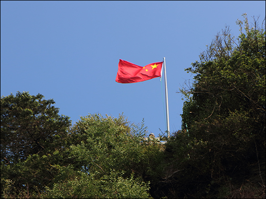 <strong>Bandiera sul Mount Hua</strong><br /> <br /><em>♫ Petra Magoni - Musica Nuda 2 - Overtherainbow.mp3</em>