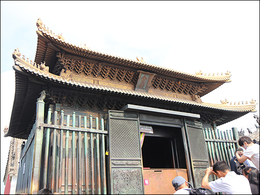 <strong>Golden Temple al Wu Tang Shan</strong><br /> <br /><em>♫ Petra Magoni - Musica Nuda 2 - Overtherainbow.mp3</em>