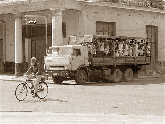 <strong>Bus... urbano a Santiago de Cuba</strong><br /> <br /><em>♫ Polo Montañez - Guajiro Natural - Quien Será.mp3</em>