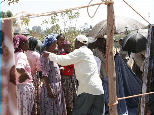 <strong>Prende le misure...</strong><br /> <br /><em>♫ Petra Magoni - Musica Nuda 2 - Levieennoir.mp3</em>