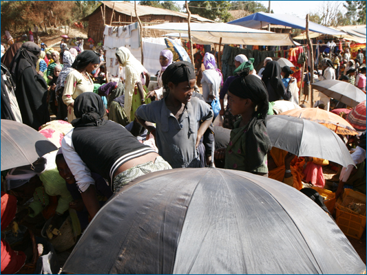 <strong>Si compra, si vende e... si chiacchiera</strong><br /> <br /><em>♫ Petra Magoni - Musica Nuda 2 - Levieennoir.mp3</em>