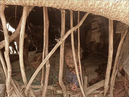 <strong>Bimba nella capanna Afar</strong><br /> <br /><em>♫ Di Meola, McLaughlin e de Lucía - Passion, Grace and Fire - Sichia.mp3</em>