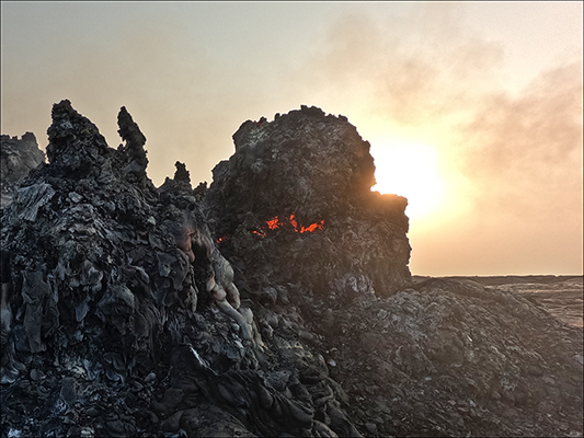 <strong>Alba sull’Erta Ale</strong><br /> <br /><em>♫ Di Meola, McLaughlin e de Lucía - Passion, Grace and Fire - Sichia.mp3</em>