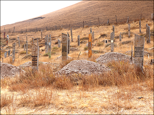 <strong>Cimitero... precollinare a Sary Taš</strong><br /> <br /><em>♫ Chick Corea & Gary Burton - Crystal Silence - Arise, Her Eyes.mp3</em>