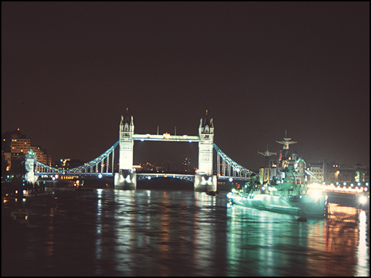 <strong>Londra 1995</strong><br /> <br /><em>♫ Petra Magoni - Musica Nuda 2 - levieennoir.mp3</em>